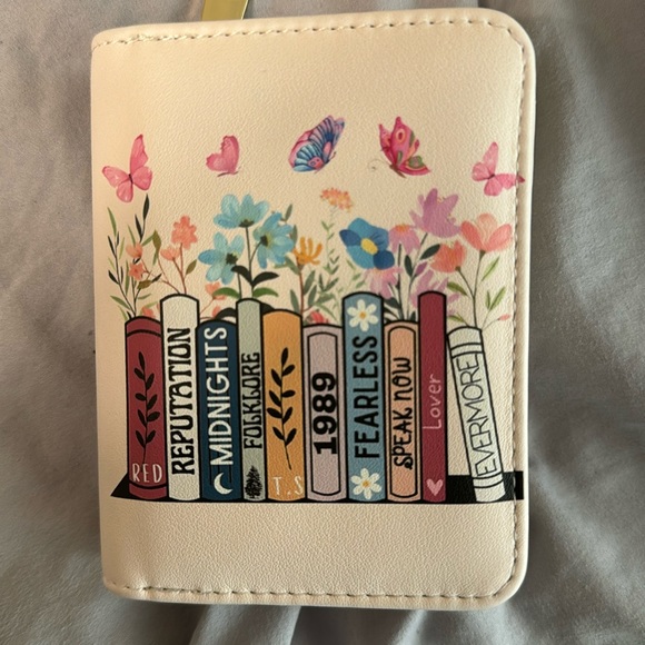 Taylor swift albums book and butterfly wallet - Picture 1 of 4